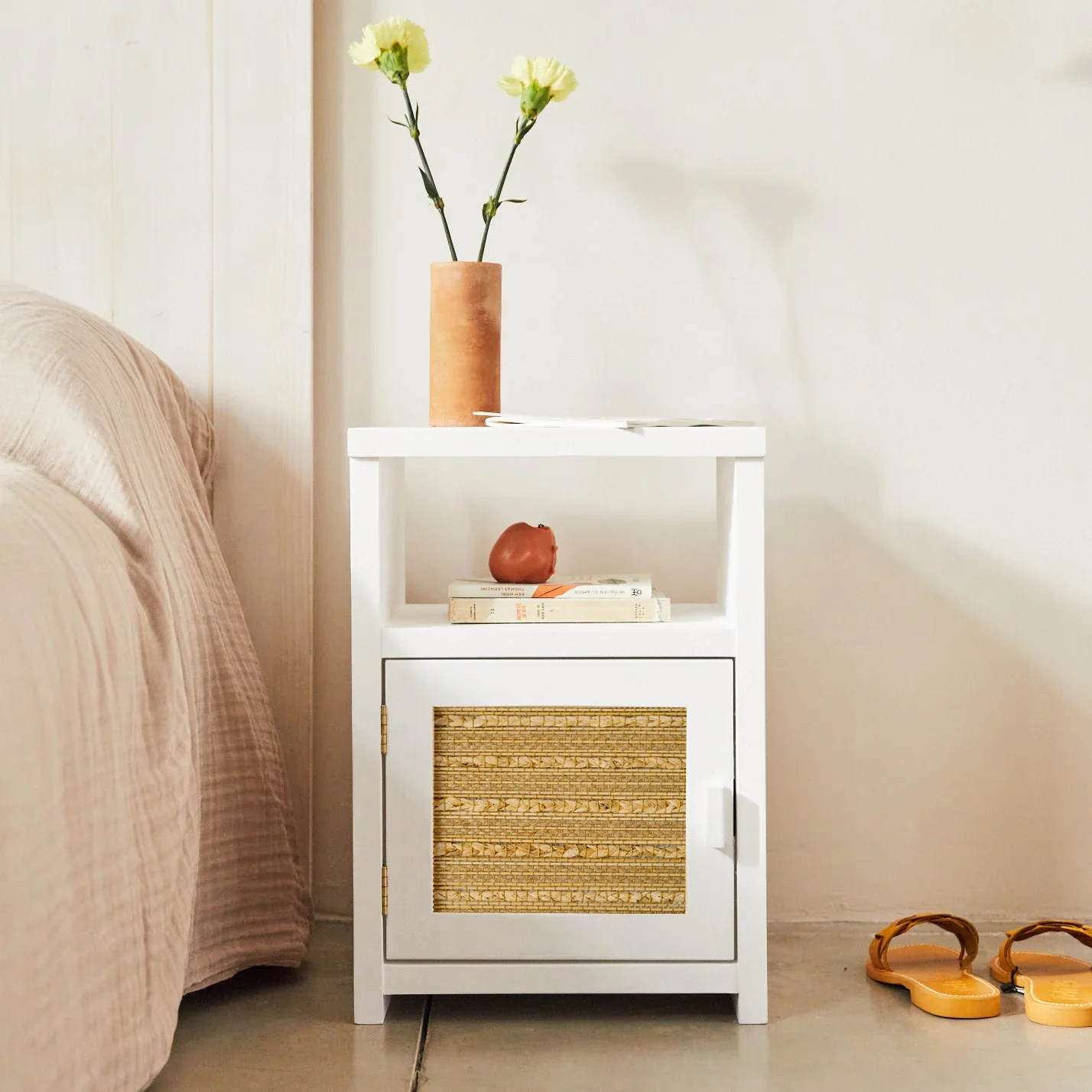 Mesita de noche con puerta Kerlin - Image 17