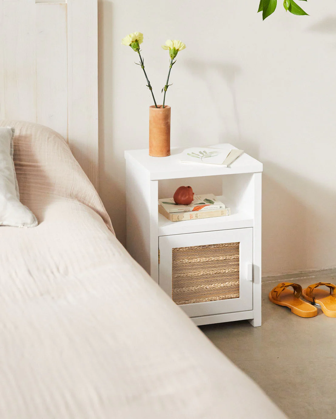 Mesita de noche con puerta Kerlin - Image 3